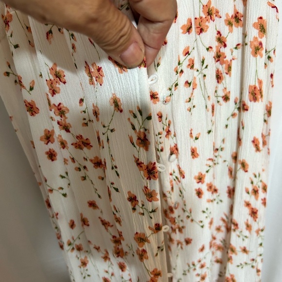 Forever 21 Floral Top with Orange and White Design-L-front opens up- cut out - Picture 3 of 13